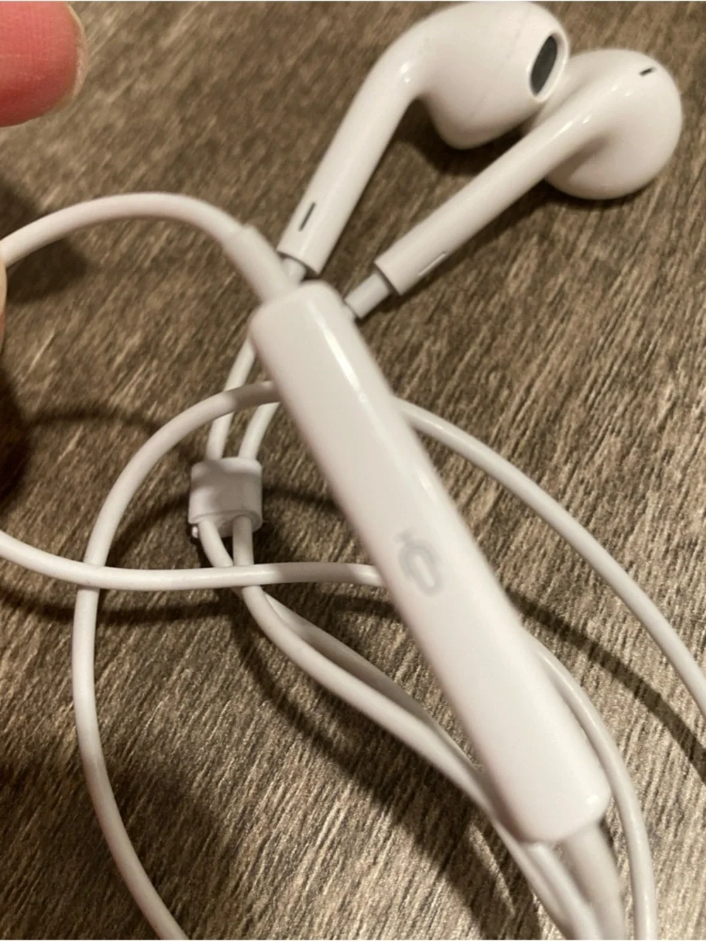Apple Wired Earbuds Volume Control Microphone Lightning Connector Tested
